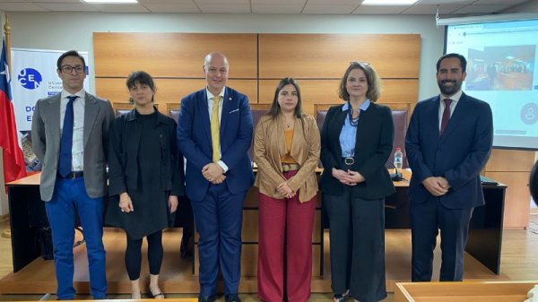 foto_0000006920250502102557_800x450_-_Primera_Doctora_UCEN_2025