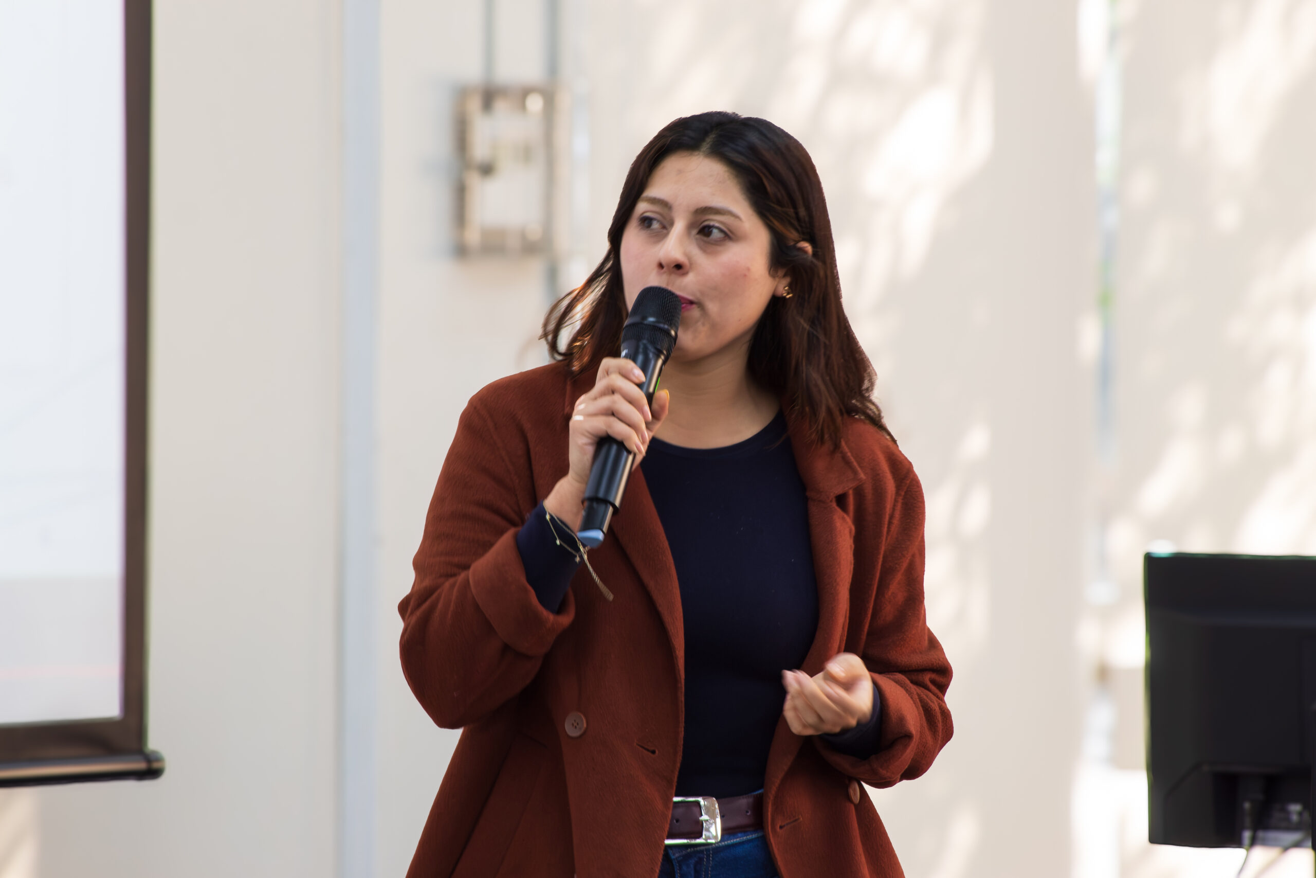 Profesora Paz Concha del ESOC presentó informe sobre el circuito global de la ropa usada en Chile