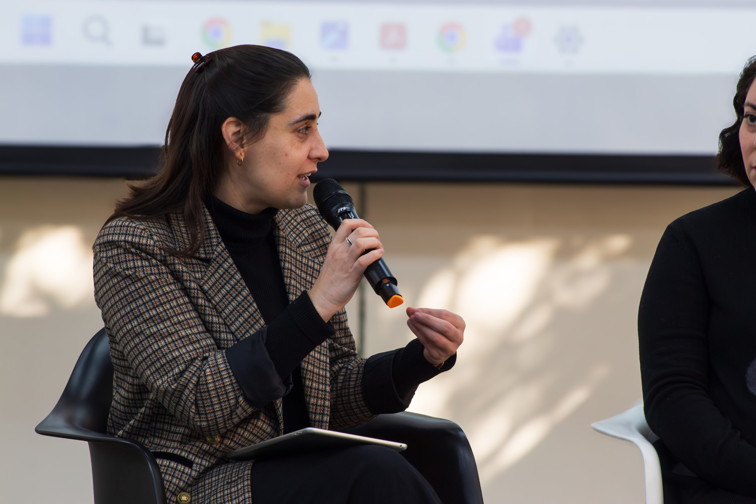 Profesora Paz Concha del ESOC presentó informe sobre el circuito global de la ropa usada en Chile