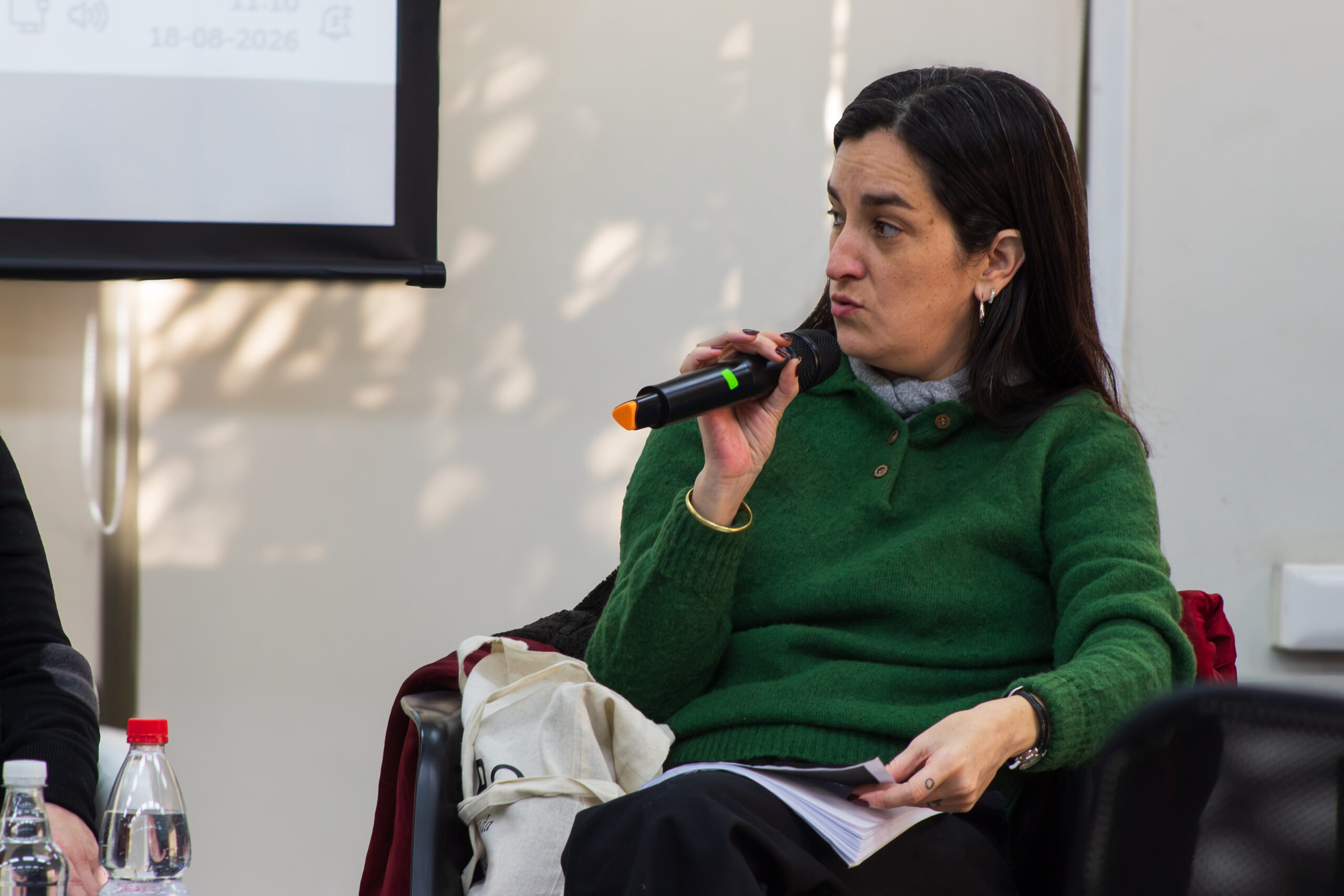 Profesora Paz Concha del ESOC presentó informe sobre el circuito global de la ropa usada en Chile