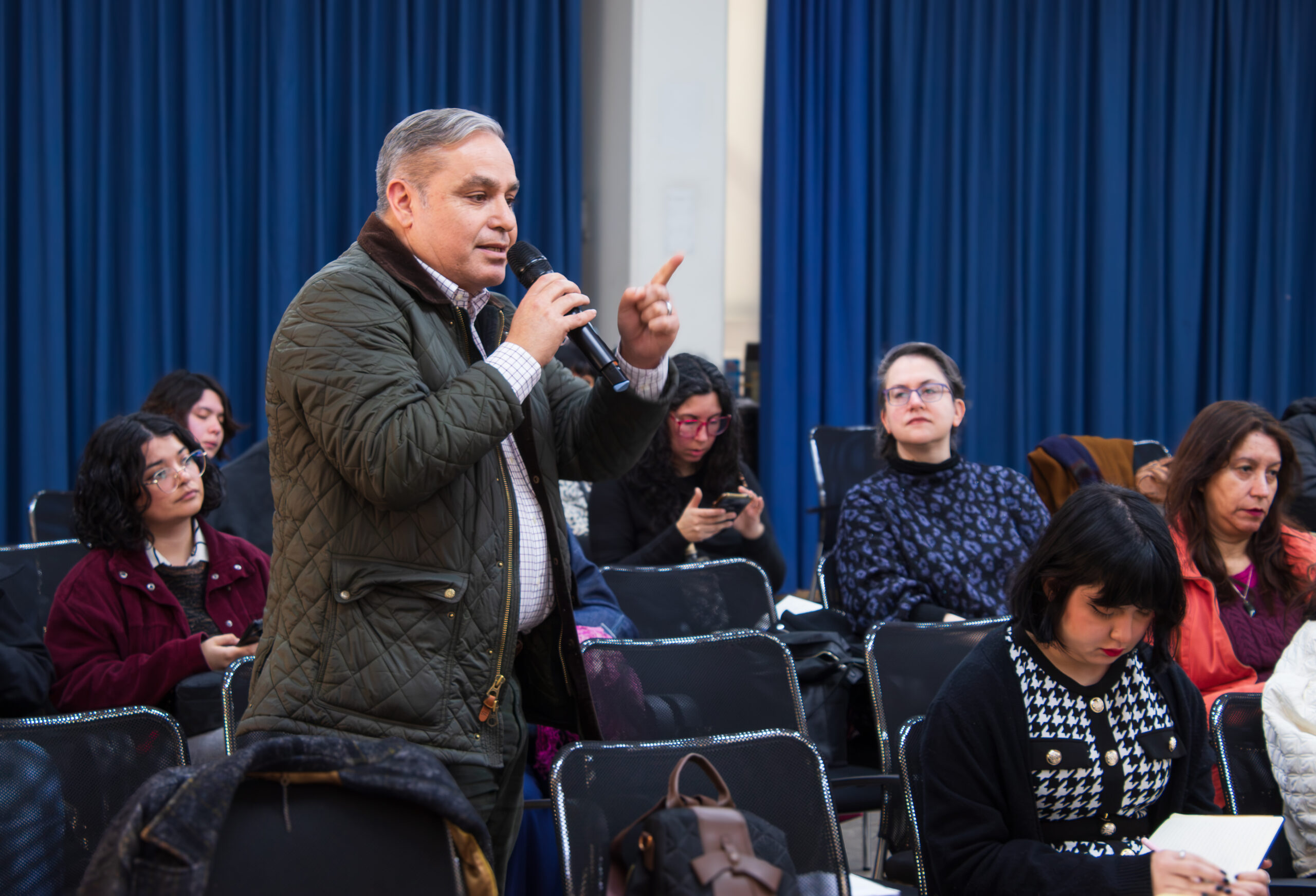 Profesora Paz Concha del ESOC presentó informe sobre el circuito global de la ropa usada en Chile