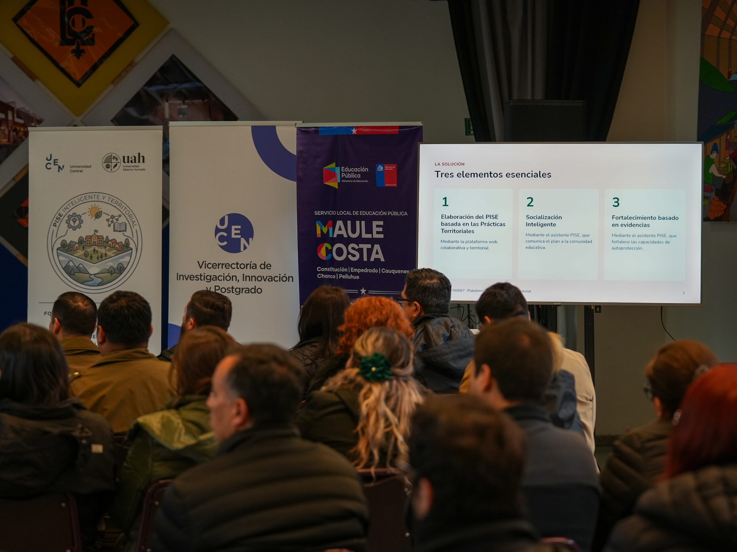 El proyecto que dirige la investigadora Martha Vidal, del CIECE, incorpora información territorial para apoyar la preparación de las comunidades educativas ante emergencias. La iniciativa reúne a universidades, servicios de educación pública y SENAPRED.