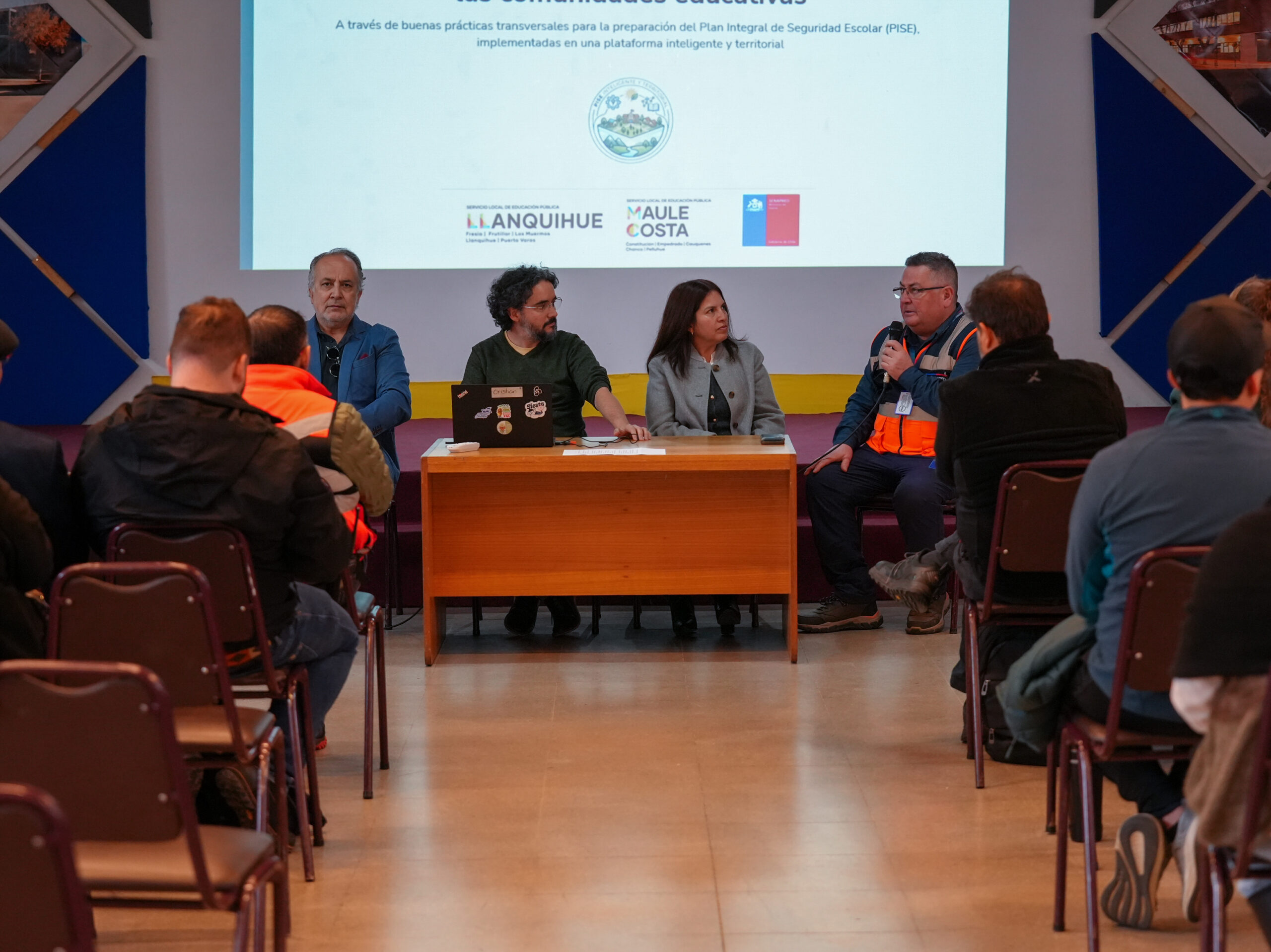 El proyecto que dirige la investigadora Martha Vidal, del CIECE, incorpora información territorial para apoyar la preparación de las comunidades educativas ante emergencias. La iniciativa reúne a universidades, servicios de educación pública y SENAPRED.