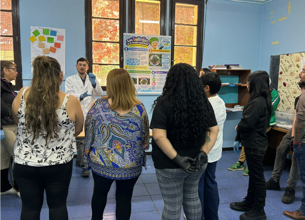 U. Central lleva la química experimental a jóvenes y adultos del CEIA Los Castaños